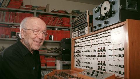 Der Musiker Oskar Sala, 1999 in seinem Berliner Tonstudio auf einem sogenannten Mixtur-Trautonium spielend, das er Anfang der 1950er-aJhre konstruiert hat. 