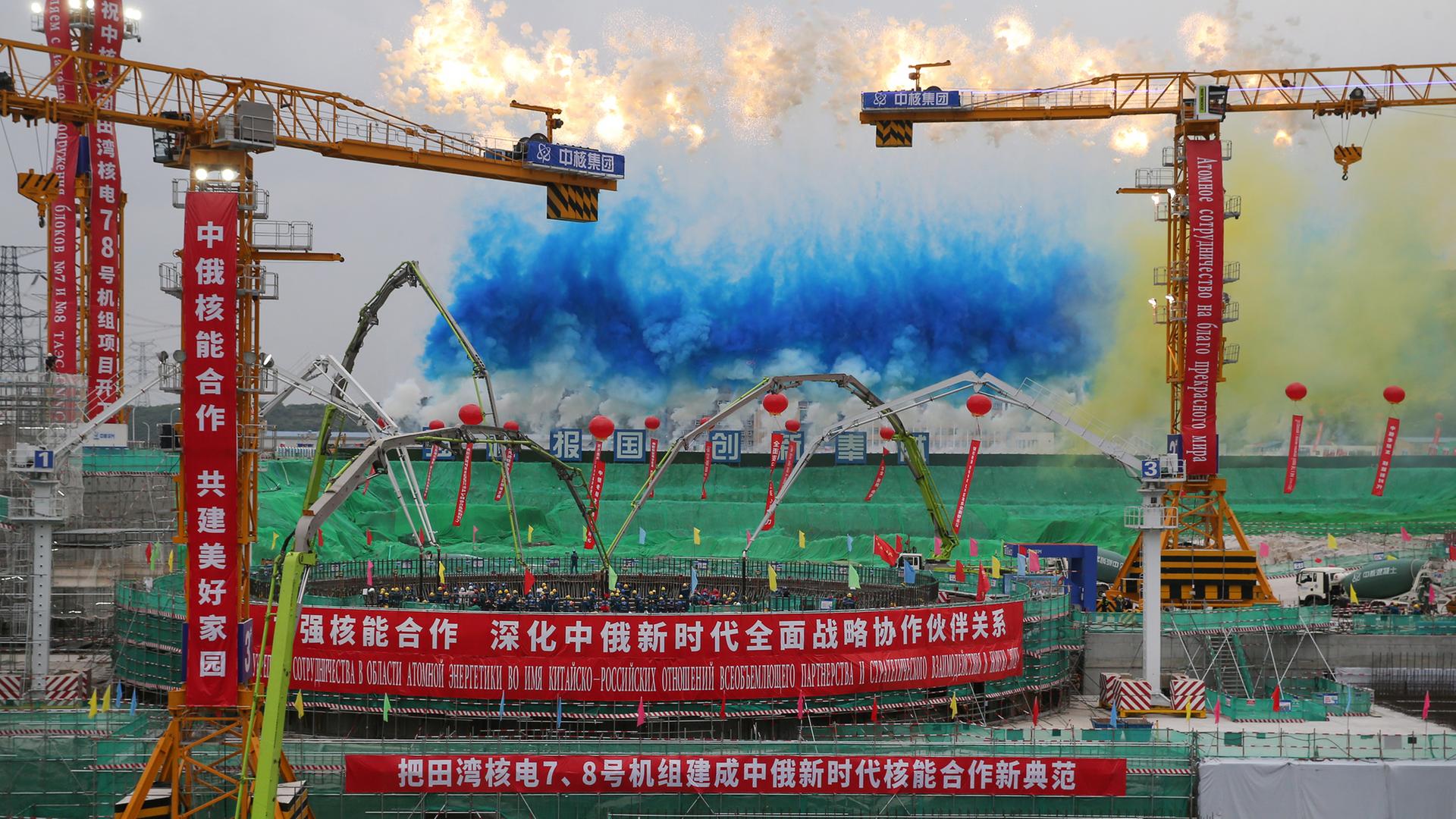 Der Bau eines Reaktors in China - auf einem Banner sind chinesischer Schriftzeichen. Der Bau eines Reaktors in China - auf einem Banner sind chinesischer Schriftzeichen.