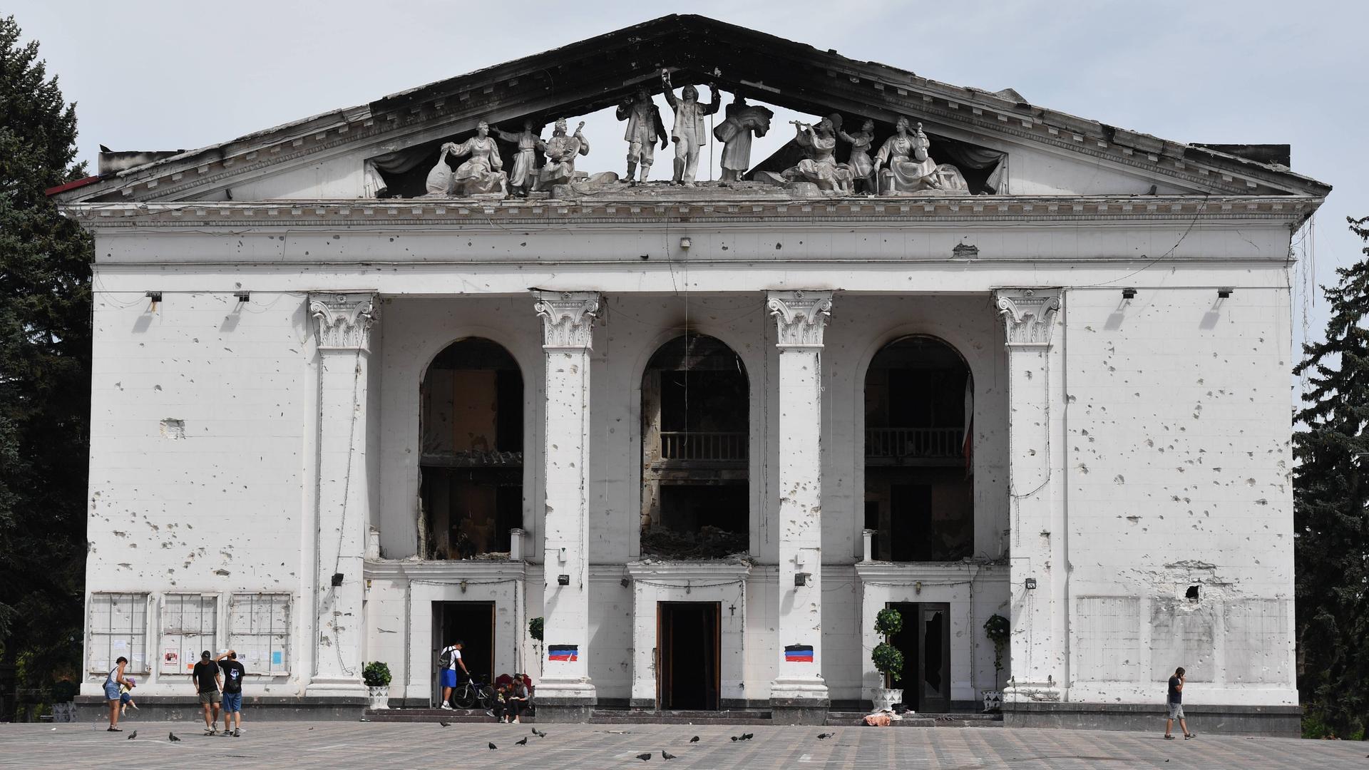 Die Vorderfront des zerstörten Theater in der ukrainischen Hafenstaft Mariopol mit Einschusslöchern.