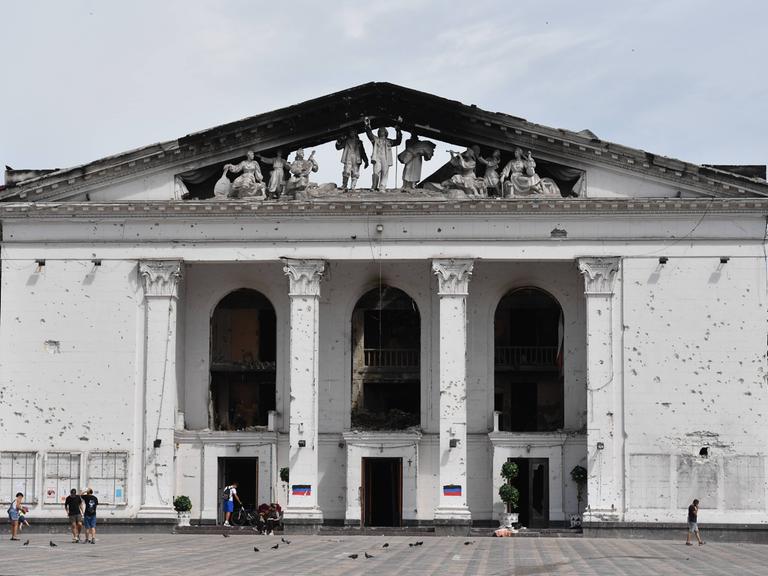 Die Vorderfront des zerstörten Theater in der ukrainischen Hafenstaft Mariopol mit Einschusslöchern.