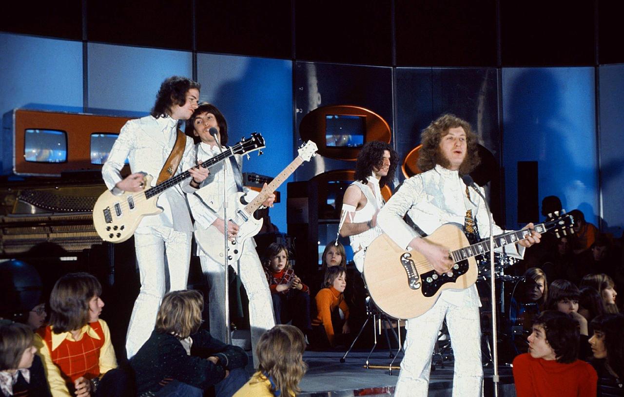 Jimmy Lee, Dave Hill, Don Powell & Noddy Holder von der Band Slade bei einem Auftritt in einem Fernsehstudio 1975. 