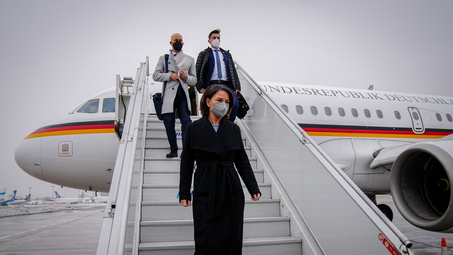 Außenministerin Annalena Baerbock geht nach der Landung am Frederic-Chopin-Flughafen die Gangway vor dem Airbus A319 der Luftwaffe hinunter.