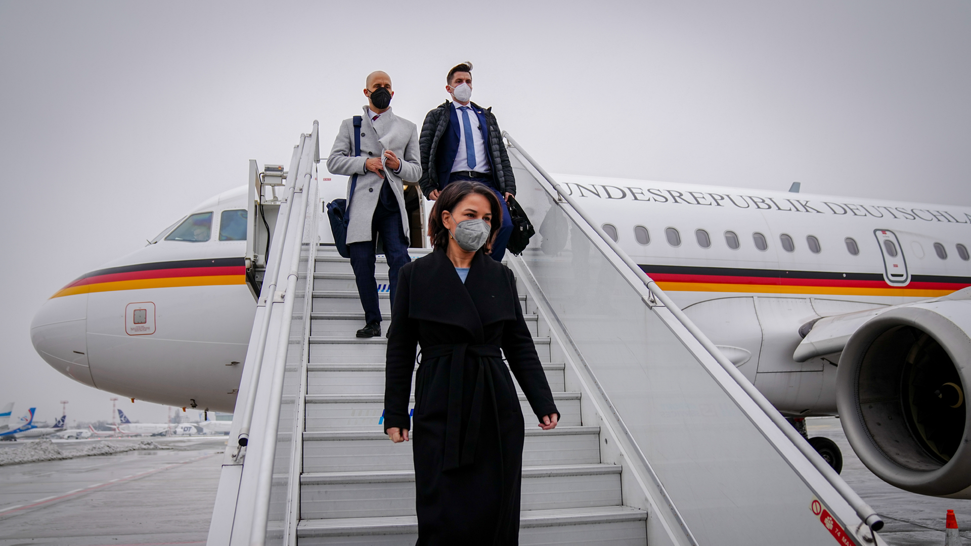 Außenministerin Annalena Baerbock geht nach der Landung am Frederic-Chopin-Flughafen die Gangway vor dem Airbus A319 der Luftwaffe hinunter. Außenministerin Annalena Baerbock geht nach der Landung am Frederic-Chopin-Flughafen die Gangway vor dem Airbus A319 der Luftwaffe hinunter.