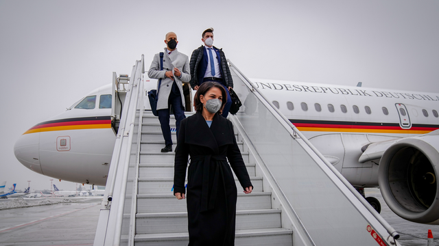 Annalena Baerbock, Außenministerin und Bundesvorsitzende von Bündnis 90/Die Grünen, geht nach der Landung am Frederic-Chopin-Flughafen die Gangway vor dem Airbus A319 der Luftwaffe hinunter. Die Außenministerin besucht nach Paris und Brüssel die polnische Hauptstadt Warschau für politische Gespräche.