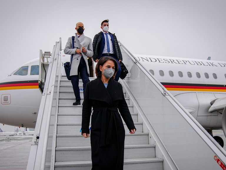 Außenministerin Annalena Baerbock geht nach der Landung am Frederic-Chopin-Flughafen die Gangway vor dem Airbus A319 der Luftwaffe hinunter.