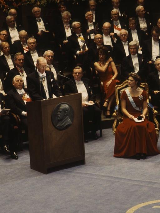 Die Nobelpreisverleihung in Stockholm 1995. Christiane Nüsslein-Volhard sitzt als einzige Frau unter sehr vielen Männern.