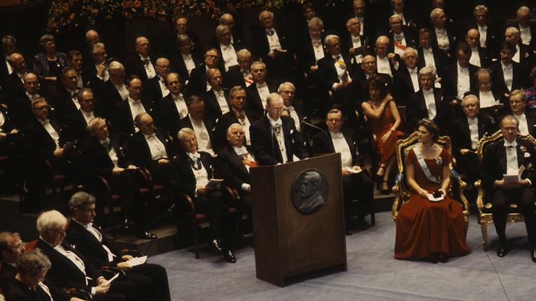 Die Nobelpreisverleihung in Stockholm 1995. Christiane Nüsslein-Volhard sitzt als einzige Frau unter sehr vielen Männern. Die Nobelpreisverleihung in Stockholm 1995. Christiane Nüsslein-Volhard sitzt als einzige Frau unter sehr vielen Männern.