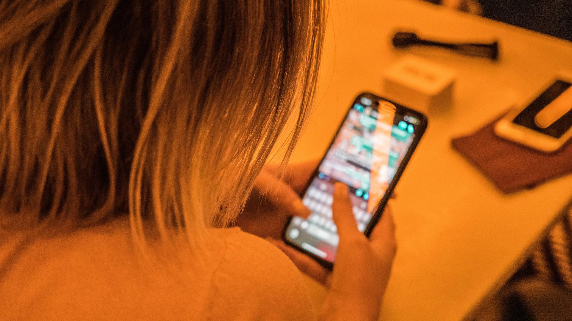 Eine Person tippt an ihrem Smartphone eine Nachricht. Eine Person tippt an ihrem Smartphone eine Nachricht.