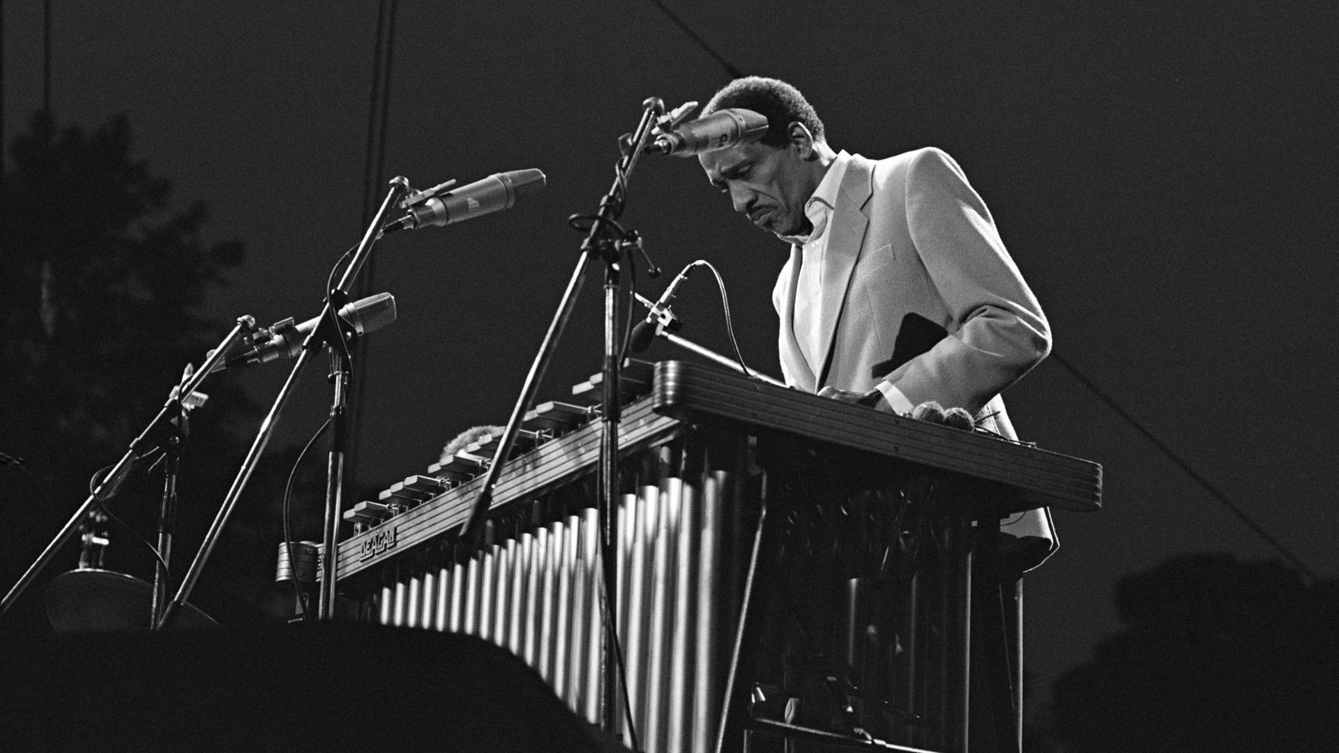 Schwarzweißfoto von Milt Jackson auf einer Livebühne beim Vibraphon-Spiel Schwarzweißfoto von Milt Jackson auf einer Livebühne beim Vibraphon-Spiel