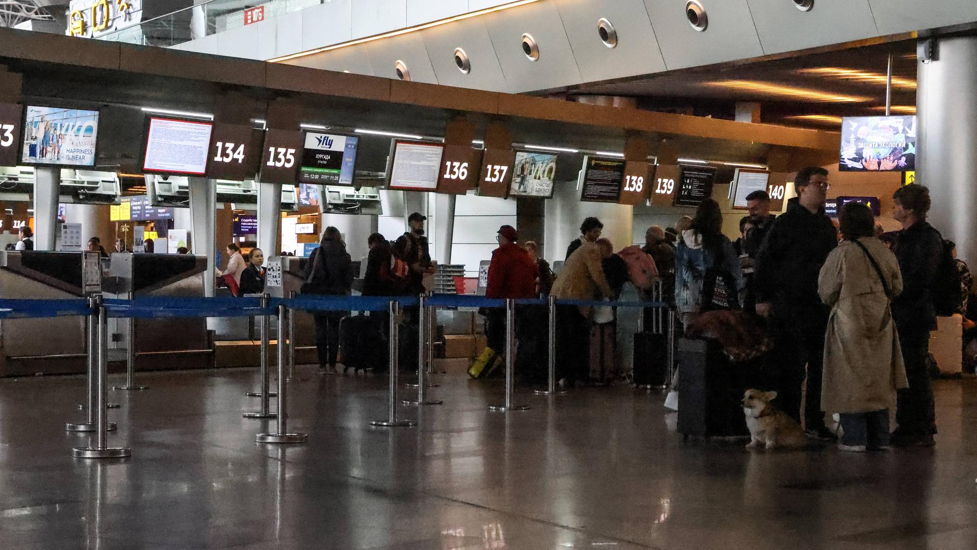 Eine Passagierschlange an einem Schalter am Moskauer Flughafen Wnukowo 