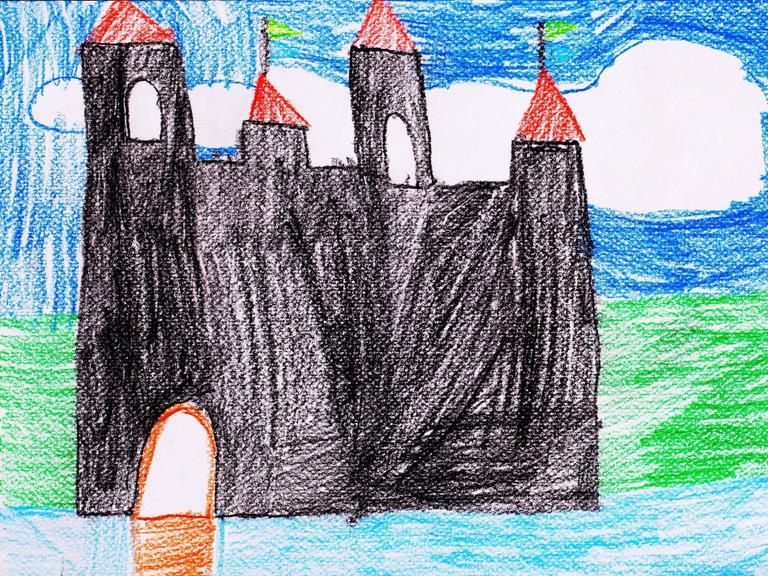 Kinderzeichnung einer dunklen Ritterburg vor blauem Himmel.