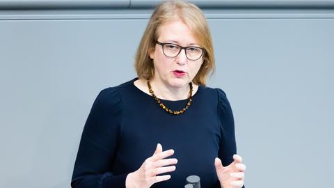 Lisa Paus (Bündnis 90/Die Grünen) spricht im Plenum des Deutschen Bundestages.