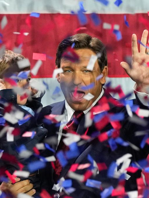 DeSantis steht im Konfettiregen nach dem Wahlsieg in Florida 