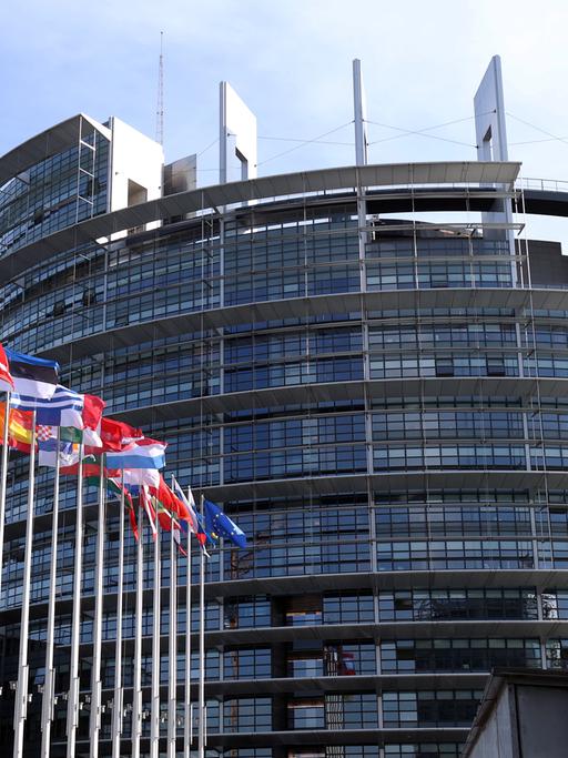 Das EU-Parlament in Brüssel ist mit einem in seinem Umfang noch nicht absehbaren Skandal konfrontiert, kommentiert Klaus Remme. Im Bild: Flaggen wehen vor dem EU-Parlament in Straßburg, Oktober 2022
