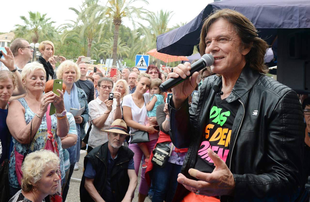 Jürgen Drews singt am 09.05.2016 in Santa Ponca (Spanien) in seinem Kultbistro "König von Mallorca". Er trägt ein Shirt mit der Aufschrift "Das ist der Moment".