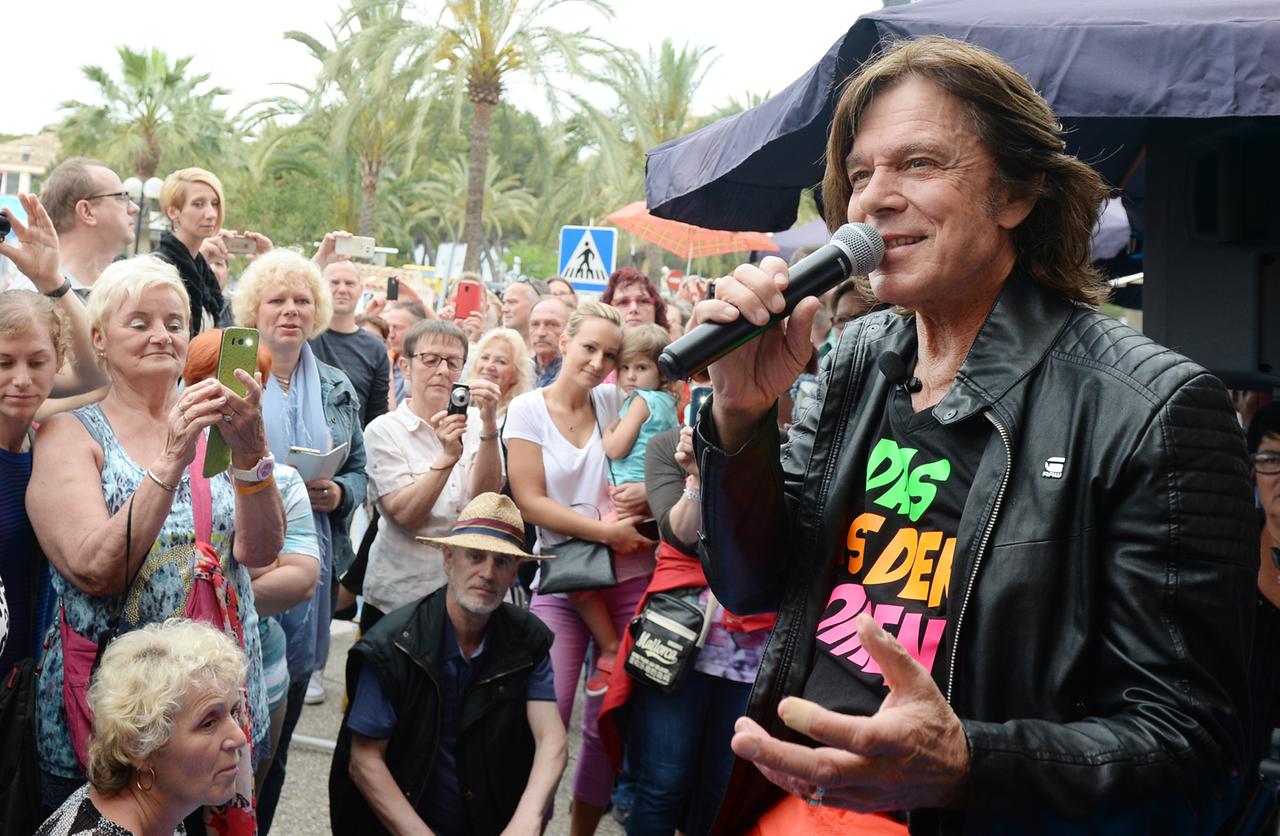 Jürgen Drews singt am 09.05.2016 in Santa Ponca (Spanien) in seinem Kultbistro "König von Mallorca". Er trägt ein Shirt mit der Aufschrift "Das ist der Moment". Jürgen Drews singt am 09.05.2016 in Santa Ponca (Spanien) in seinem Kultbistro "König von Mallorca". Er trägt ein Shirt mit der Aufschrift "Das ist der Moment".