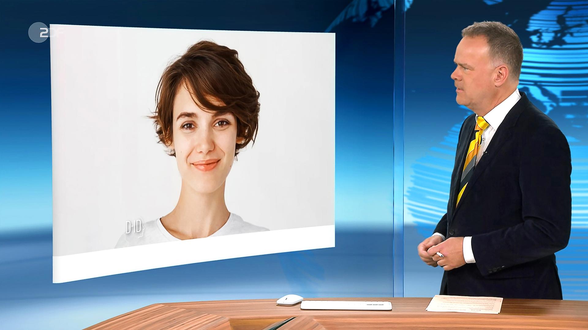 Christian Sievers spricht mit der Künstlichen Intelligenz "Jenny": man sieht eine lächelnde Frau auf dem Monitor. Christian Sievers spricht mit der Künstlichen Intelligenz "Jenny": man sieht eine lächelnde Frau auf dem Monitor.