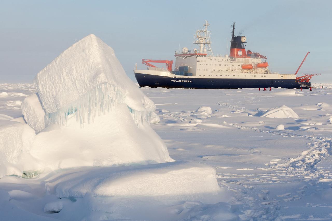 Ein Schiff im arktischen Eis.