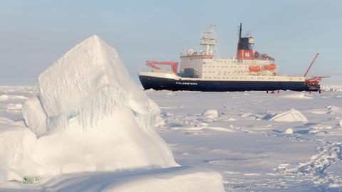 Ein Schiff im arktischen Eis.