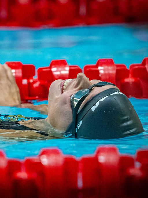 Tanja Scholz liegt auf dem Rücken im Wasser und lächelt.
