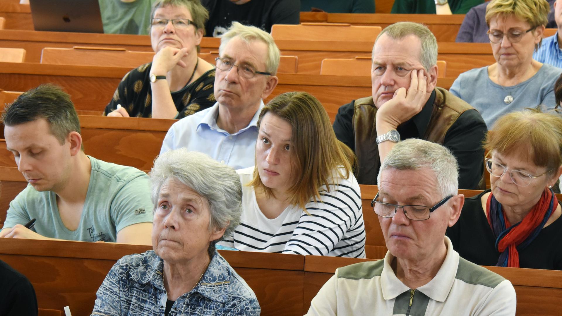 Studierende von verschiedenen Fachrichtungen und Senioren als Gasthörer:innen sitzen im Hörsaal am Steintor-Campus der Martin-Luther-Universität Halle-Wittenberg (Sachsen-Anhalt)