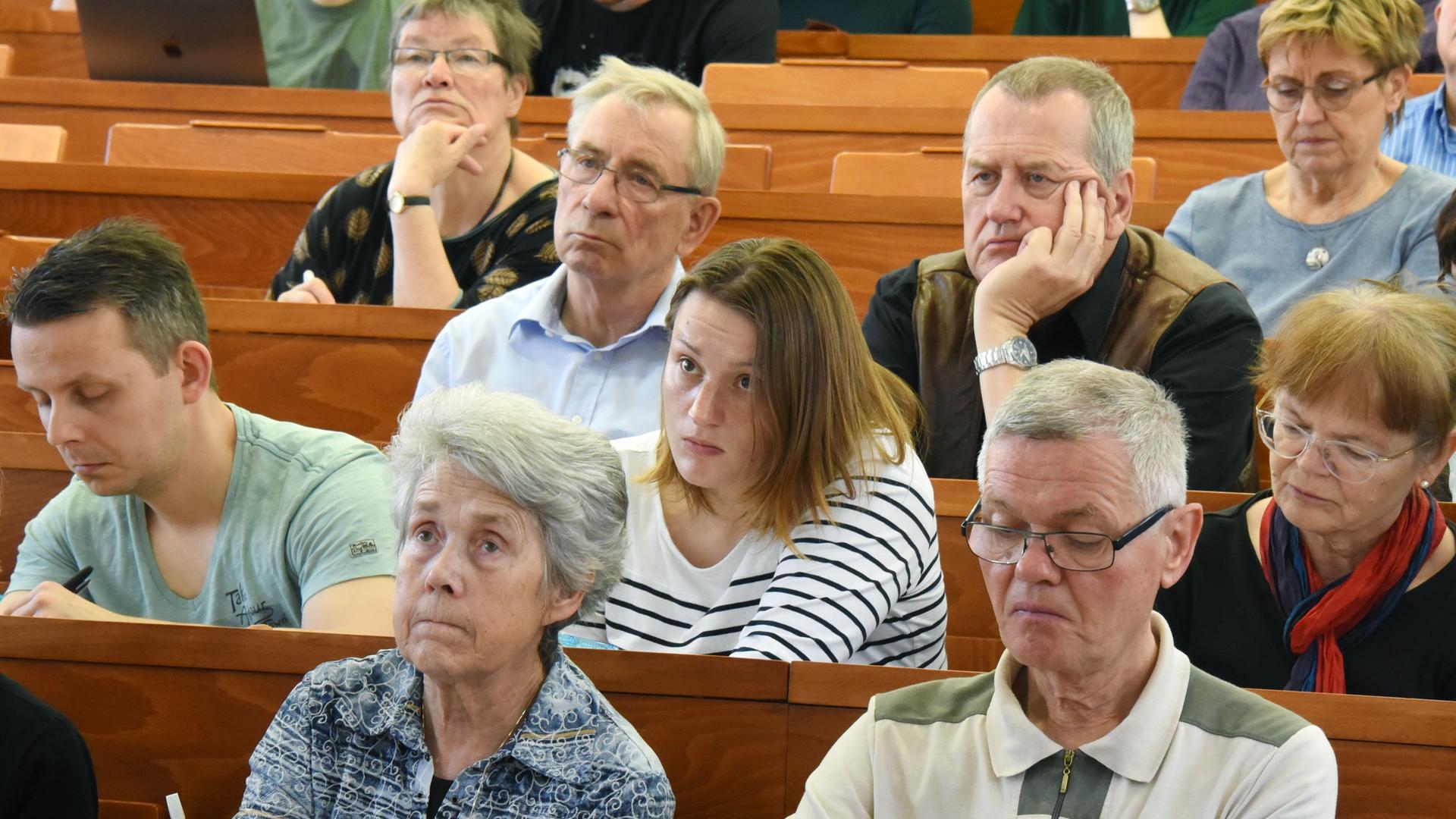 Studierende von verschiedenen Fachrichtungen und Senioren als Gasthörer:innen sitzen im Hörsaal am Steintor-Campus der Martin-Luther-Universität Halle-Wittenberg (Sachsen-Anhalt) Studierende von verschiedenen Fachrichtungen und Senioren als Gasthörer:innen sitzen im Hörsaal am Steintor-Campus der Martin-Luther-Universität Halle-Wittenberg (Sachsen-Anhalt)