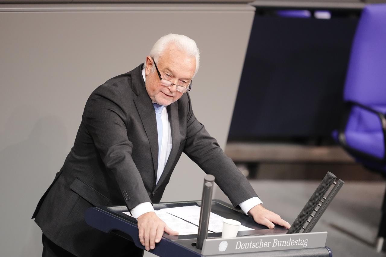 Berlin: Wolfgang Kubicki, stellvertretender FDP-Parteivorsitzender und Bundesratsvizepräsident, spricht bei der Orientierungsdebatte zu einer SARS-CoV-2-Impfpflicht im Bundestag. Berlin: Wolfgang Kubicki, stellvertretender FDP-Parteivorsitzender und Bundesratsvizepräsident, spricht bei der Orientierungsdebatte zu einer SARS-CoV-2-Impfpflicht im Bundestag.