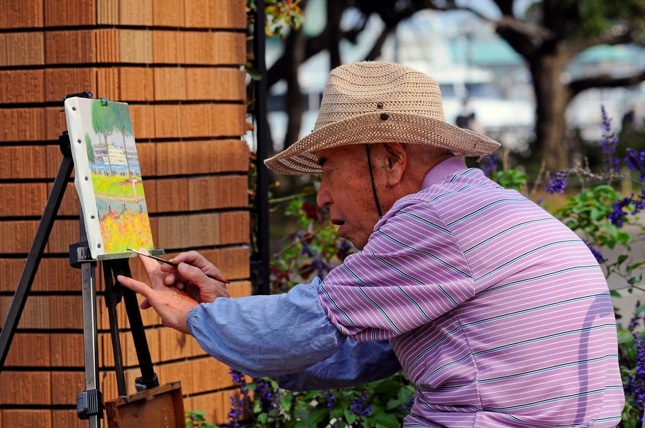 Alter Maler in einem der Parks in der japanischen Hafenstadt Yokohama.
