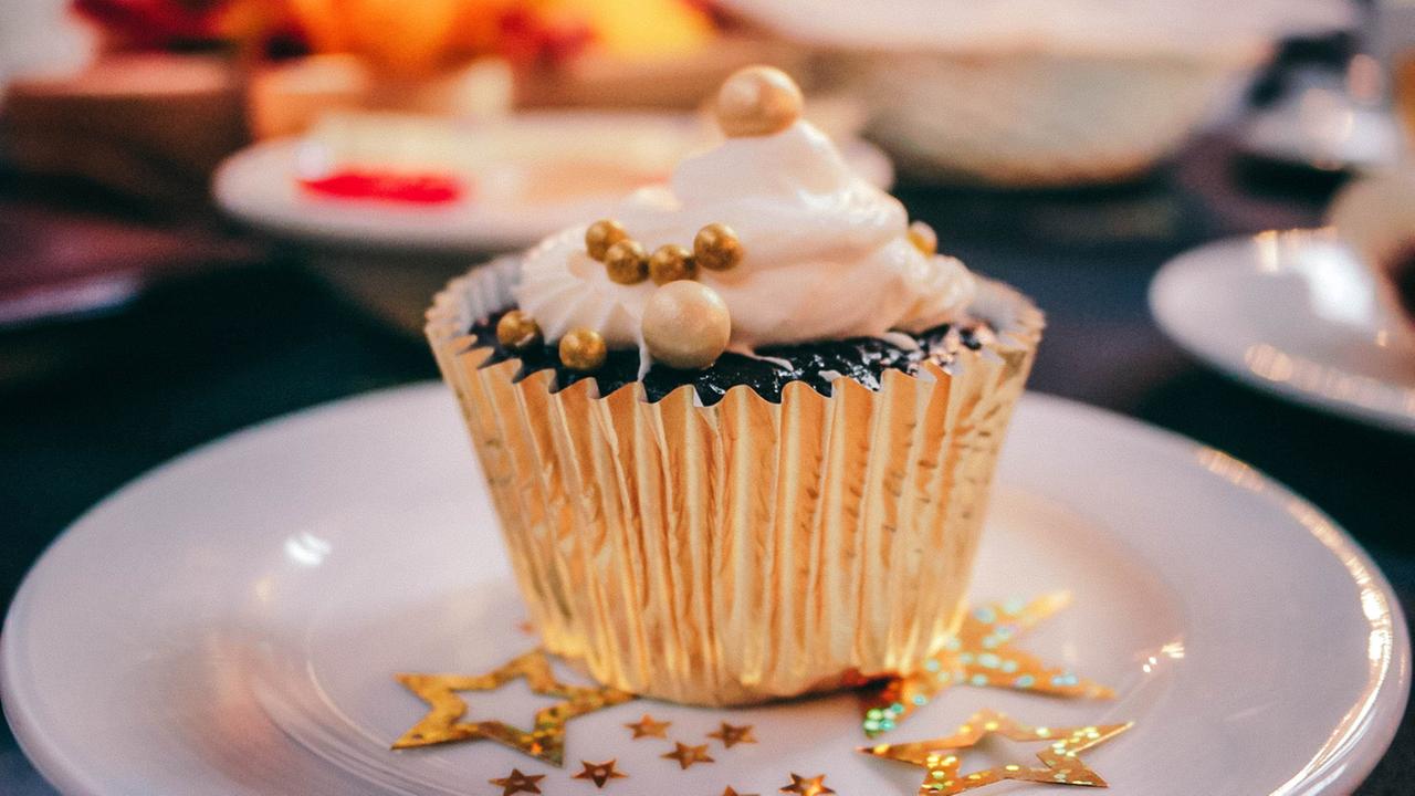 "Torte" - ein Titel der Kurzstrecke. Zu sehen: Ein kleines Törtechen auf einem weißen Teller. "Torte" - ein Titel der Kurzstrecke. Zu sehen: Ein kleines Törtechen auf einem weißen Teller.