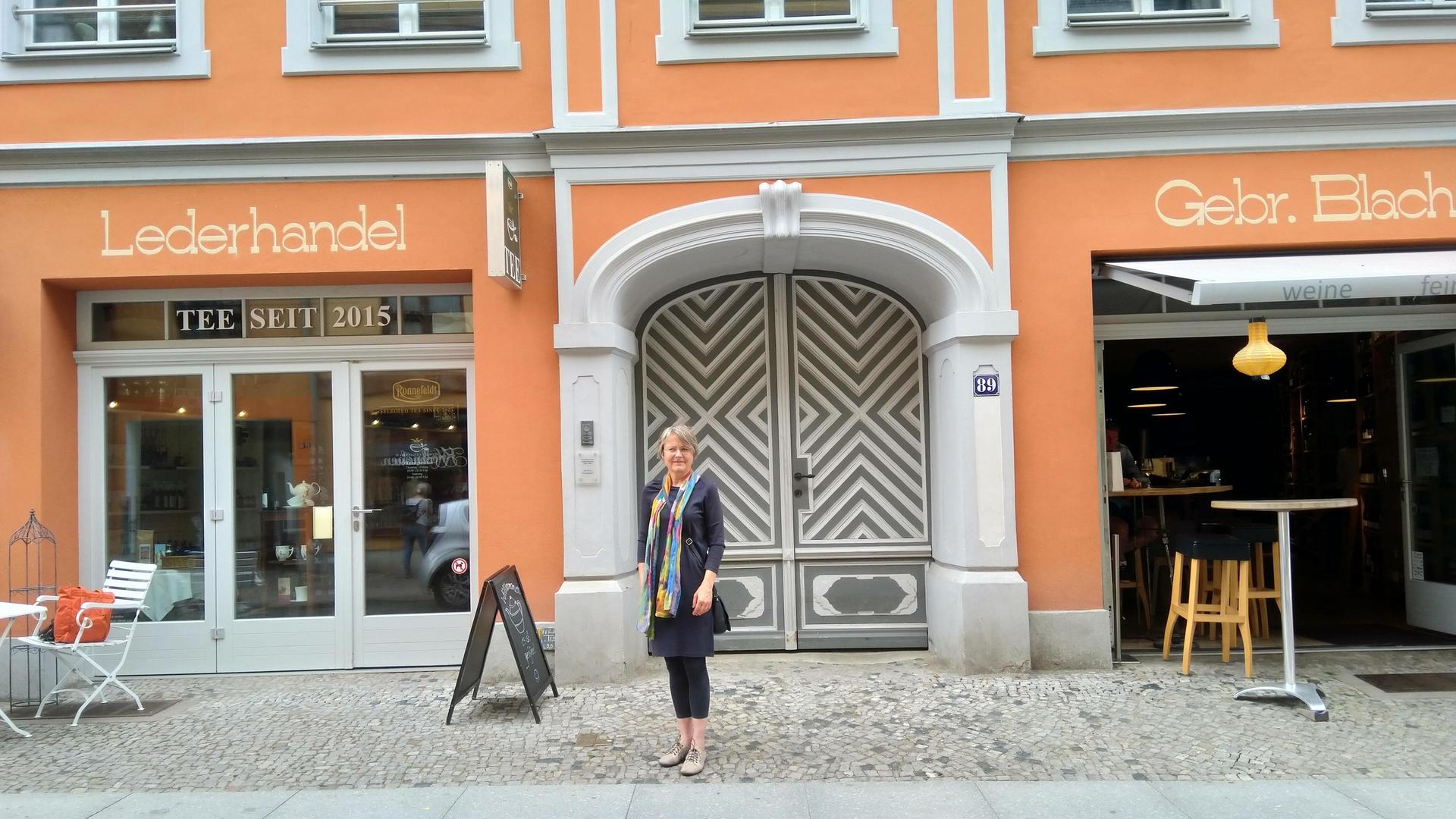 Friederike Fechner in der Heilgeiststraße in Stralsund, rekonstruiertes Wohn- und Geschäftshaus der jüdischen Lederwarenhändler Gebrüder Blach 
