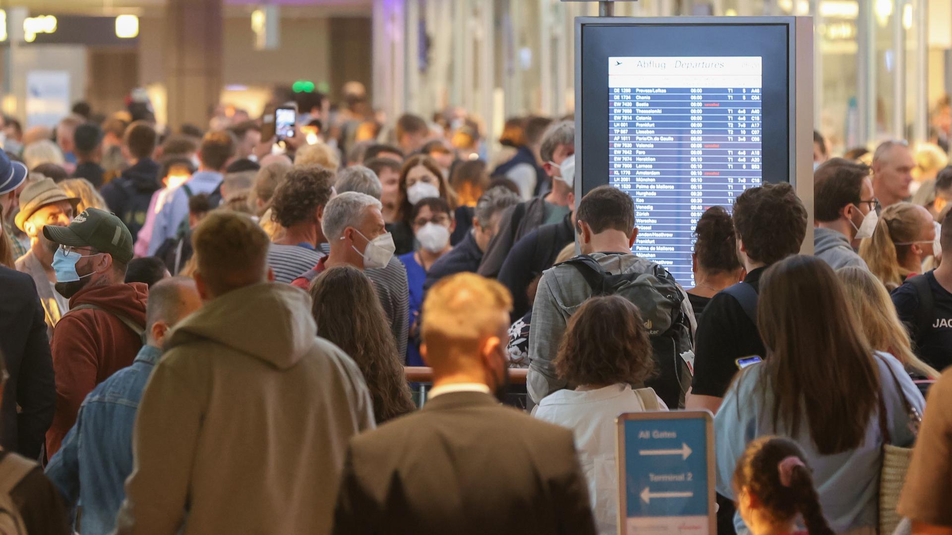 Zahlreiche Reisende warten in Schlangen vor der Sicherheitskontrolle am Hamburger Flughafen. Zahlreiche Reisende warten in Schlangen vor der Sicherheitskontrolle am Hamburger Flughafen.