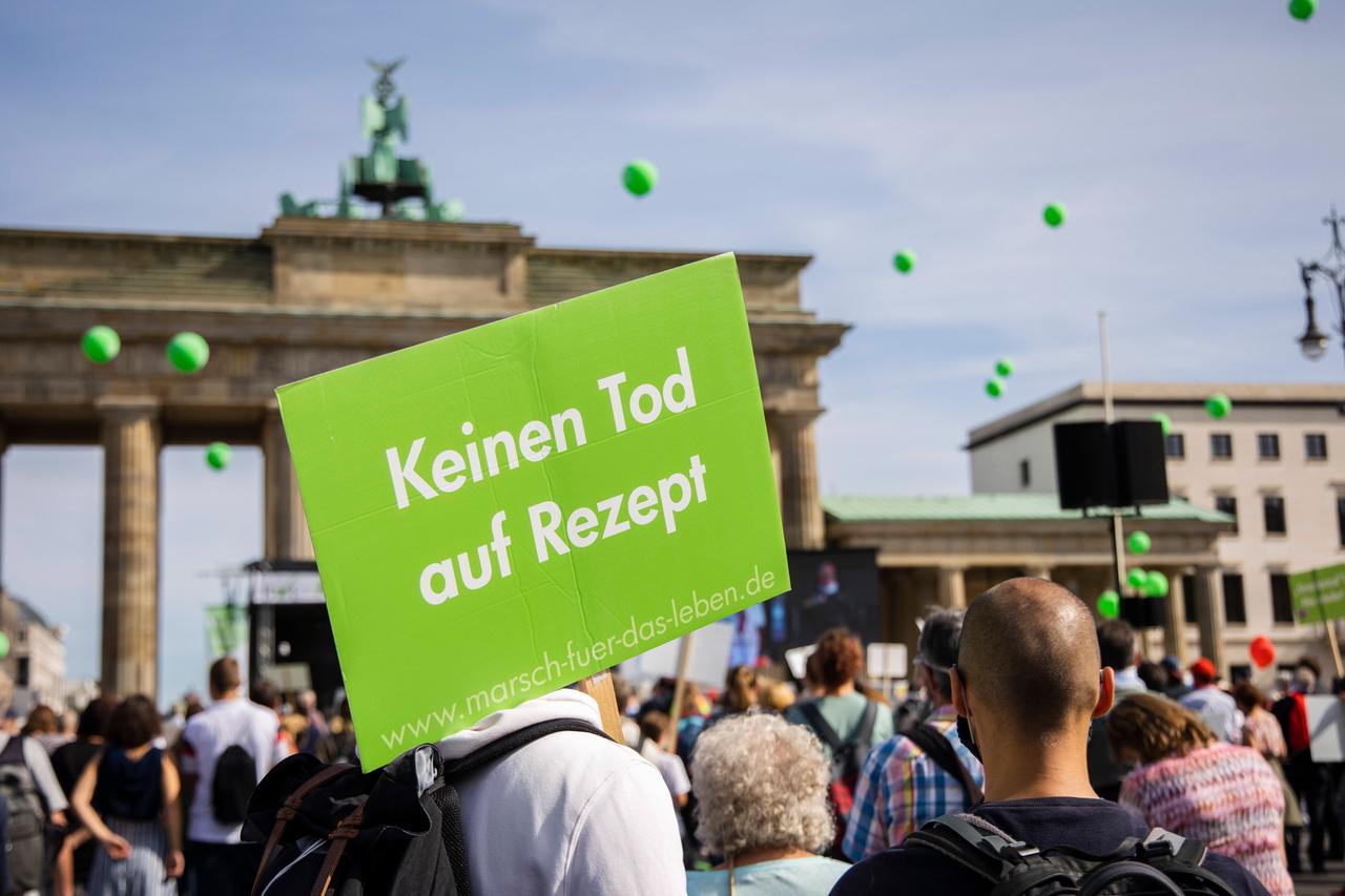 Auf einer Demonstration hält jemand ein Schild mit der Aufschrift "Keinen Tod auf Rezept". Auf einer Demonstration hält jemand ein Schild mit der Aufschrift "Keinen Tod auf Rezept".