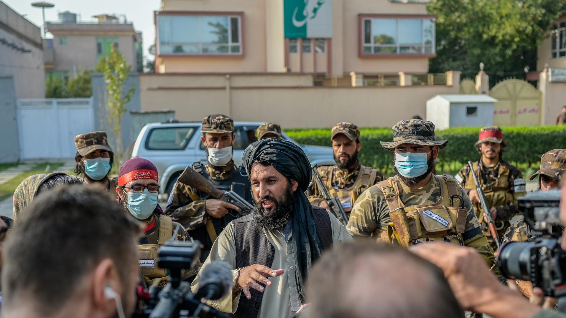 Ein Mitglied der Taliban hält vor Journalisten eine improvisierte Pressekonferenz ab, nachdem die Taliban eine Demonstration mehrerer Frauen in Kabul aufgelöst haben. Ein Mitglied der Taliban hält vor Journalisten eine improvisierte Pressekonferenz ab, nachdem die Taliban eine Demonstration mehrerer Frauen in Kabul aufgelöst haben.