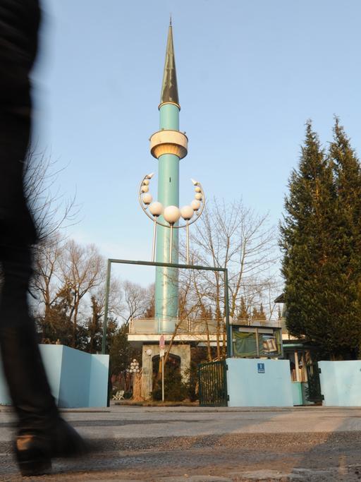 Eine Frau, die nur in ihrem Umrissen zu erkennen ist, geht in München-Freimann am Islamischen Zentrum München vorbei. 