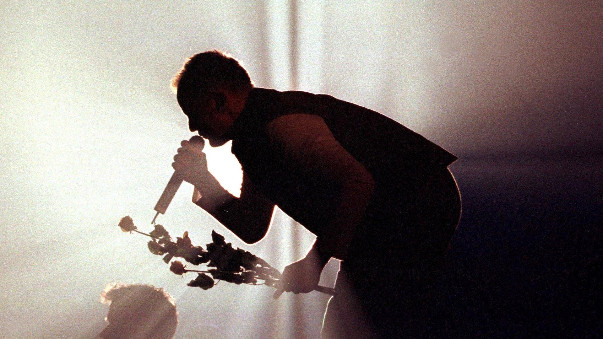 Die Silhouette von Herbert Grönemeyer im grobkörnigen Gegenlicht eines Scheinwerfers während eines Konzerts zum Zeitpunkt seines Albums Mensch. Die Silhouette von Herbert Grönemeyer im grobkörnigen Gegenlicht eines Scheinwerfers während eines Konzerts zum Zeitpunkt seines Albums Mensch.