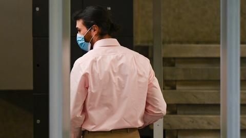 Der wegen Terrorverdachts angeklagte Bundeswehroffizier Franco A. betritt das Gerichtsgebäude. Er ist von hinten zu sehen und trägt eine Mund-Nase-Schutzmaske.
