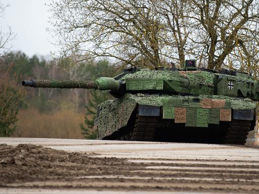 Ein Kampfpanzer vom Typ Leopard 2 A7V aus dem Lehrbataillon 93 der Bundeswehr fährt während einer Übung zur Gefechtsaufklärung auf dem Truppenübungsplatz.