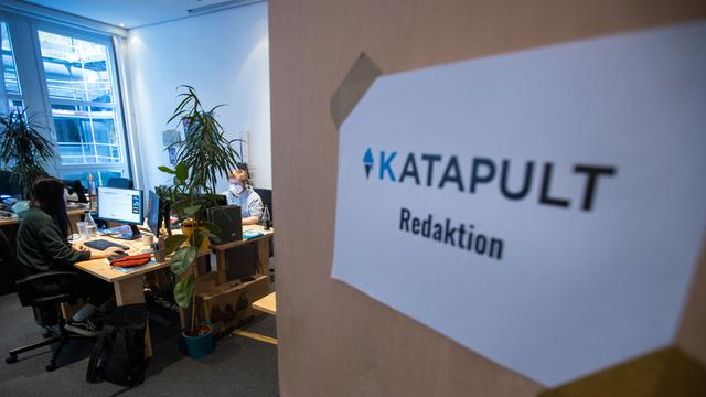 Grafiker und Journalisten arbeiten in einem der Redaktionsräume des Katapult-Verlags