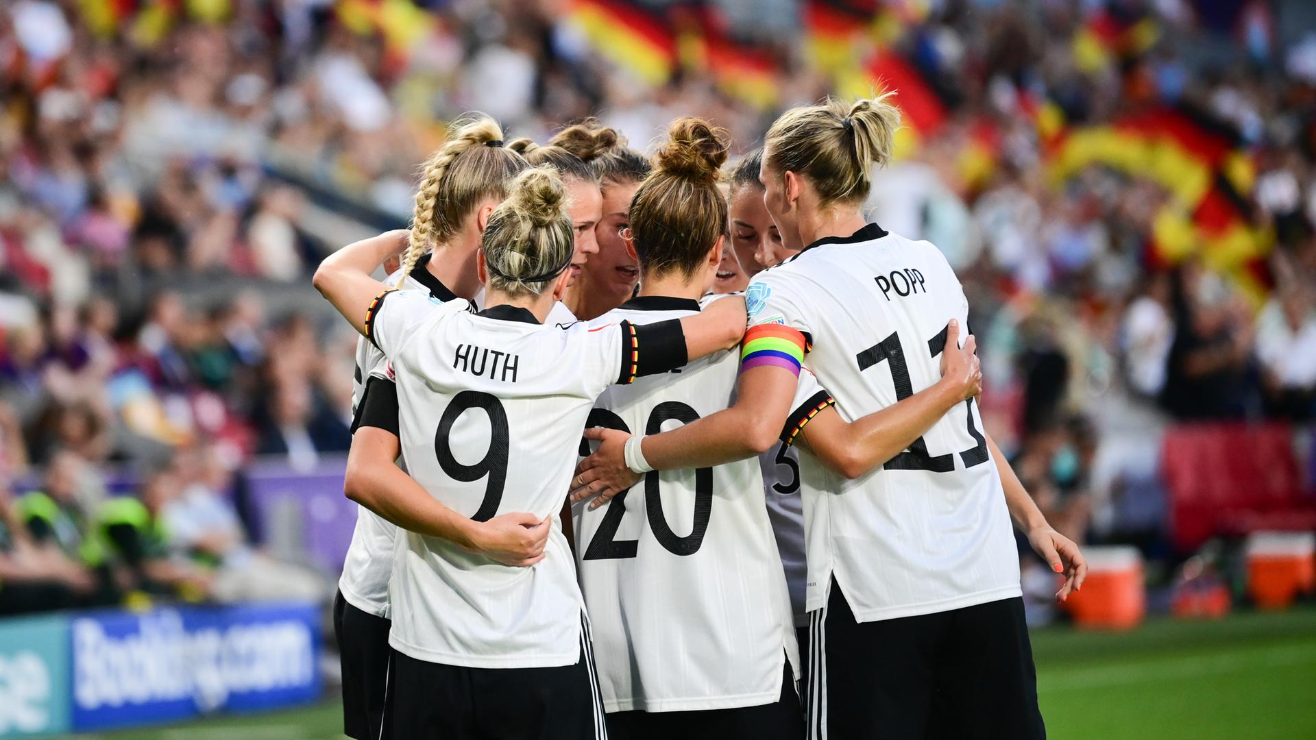 Deutsche Spielerinnen jubeln gemeinsam nach einem Tor vor deutschen Fans auf der Tribüne