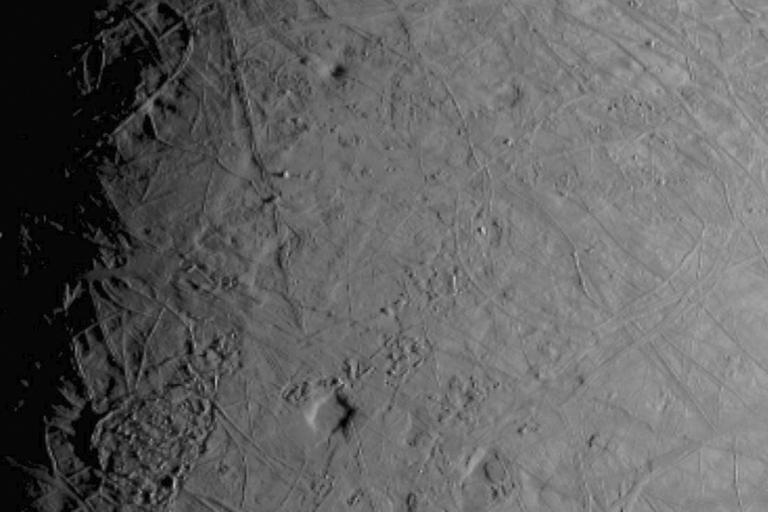 Dieses von der NASA zur Verfügung gestellte Bild zeigt die komplexe, eisbedeckte Oberfläche des Jupitermondes Europa, aufgenommen von der NASA-Raumsonde Juno während eines Vorbeiflugs am Donnerstag, den 29. September 2022. Dieses von der NASA zur Verfügung gestellte Bild zeigt die komplexe, eisbedeckte Oberfläche des Jupitermondes Europa, aufgenommen von der NASA-Raumsonde Juno während eines Vorbeiflugs am Donnerstag, den 29. September 2022.