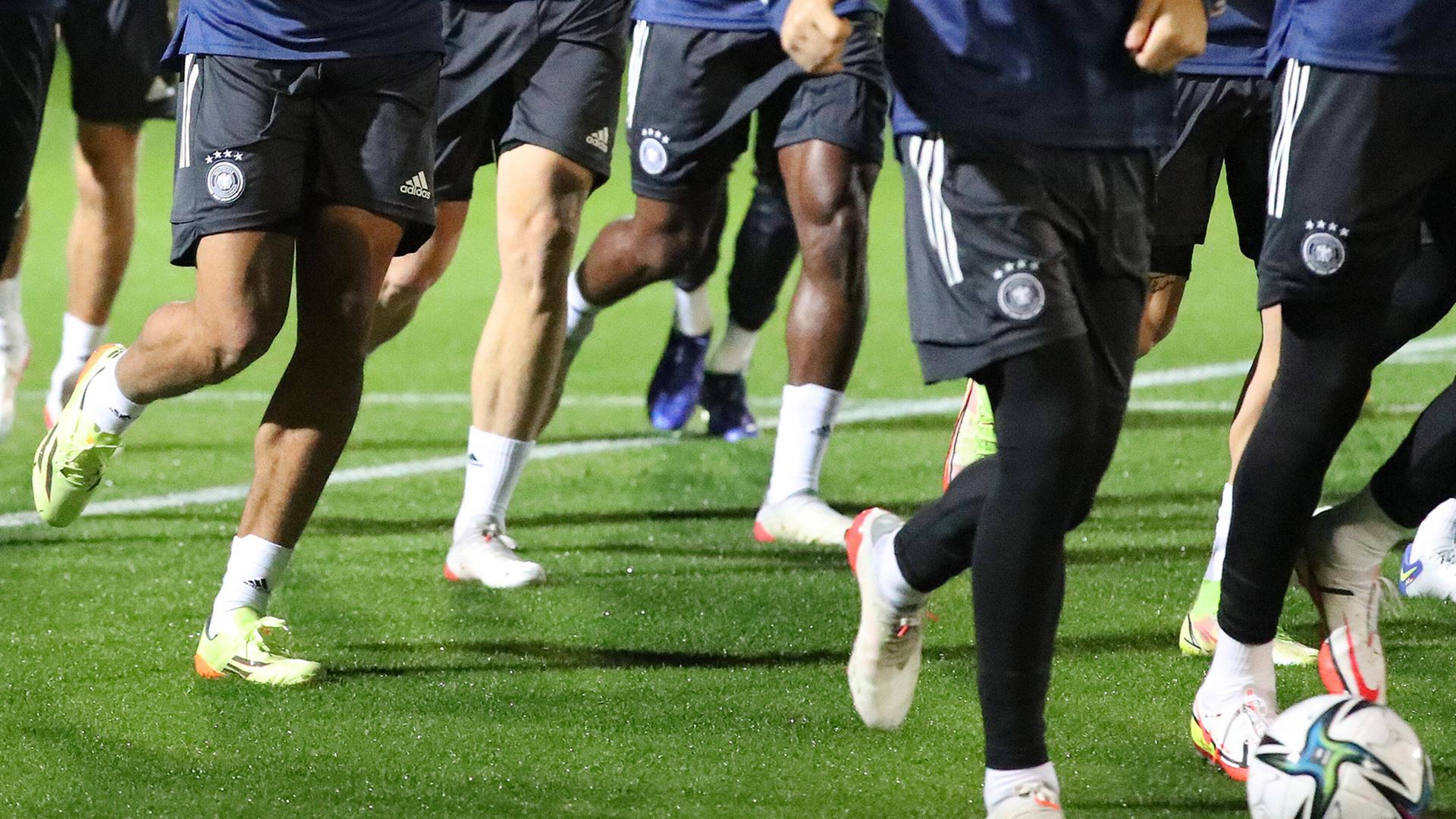 Deutsche Nationalspieler beim Training - in Katar wird es bei der WM wohl keine Impfpflicht für die Spieler geben. Deutsche Nationalspieler beim Training - in Katar wird es bei der WM wohl keine Impfpflicht für die Spieler geben.