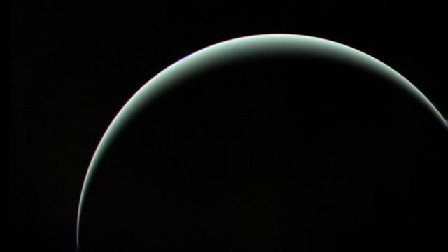 Die Sichel des Planeten Uranus, beobachtet von der Raumsonde Voyager 2 im Jahr 1986