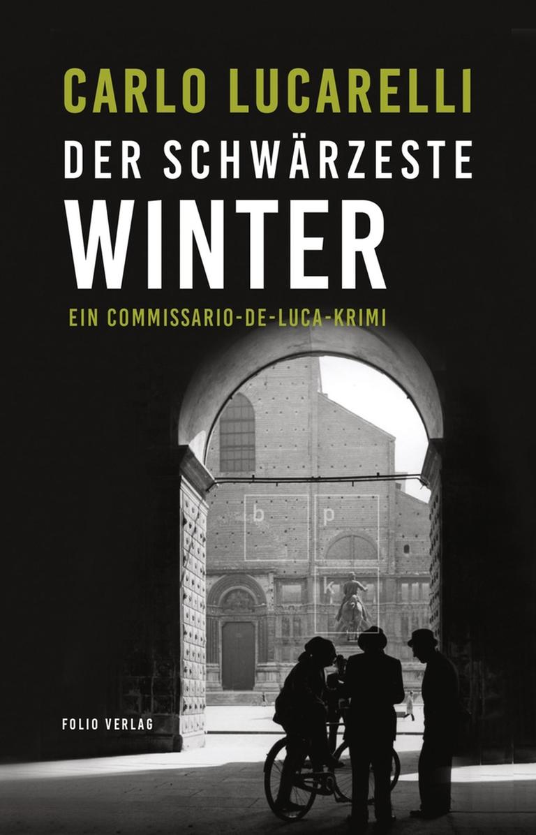 Das Schwarzweißfoto auf dem Cover des Bildes blickt aus einem schwarzen Inneren eines Gebäudes durch ein großes Tor auf eine alte Kirche. Im Tor befindet sich eine Gruppe Fahrradfahrer. Das Schwarzweißfoto auf dem Cover des Bildes blickt aus einem schwarzen Inneren eines Gebäudes durch ein großes Tor auf eine alte Kirche. Im Tor befindet sich eine Gruppe Fahrradfahrer.
