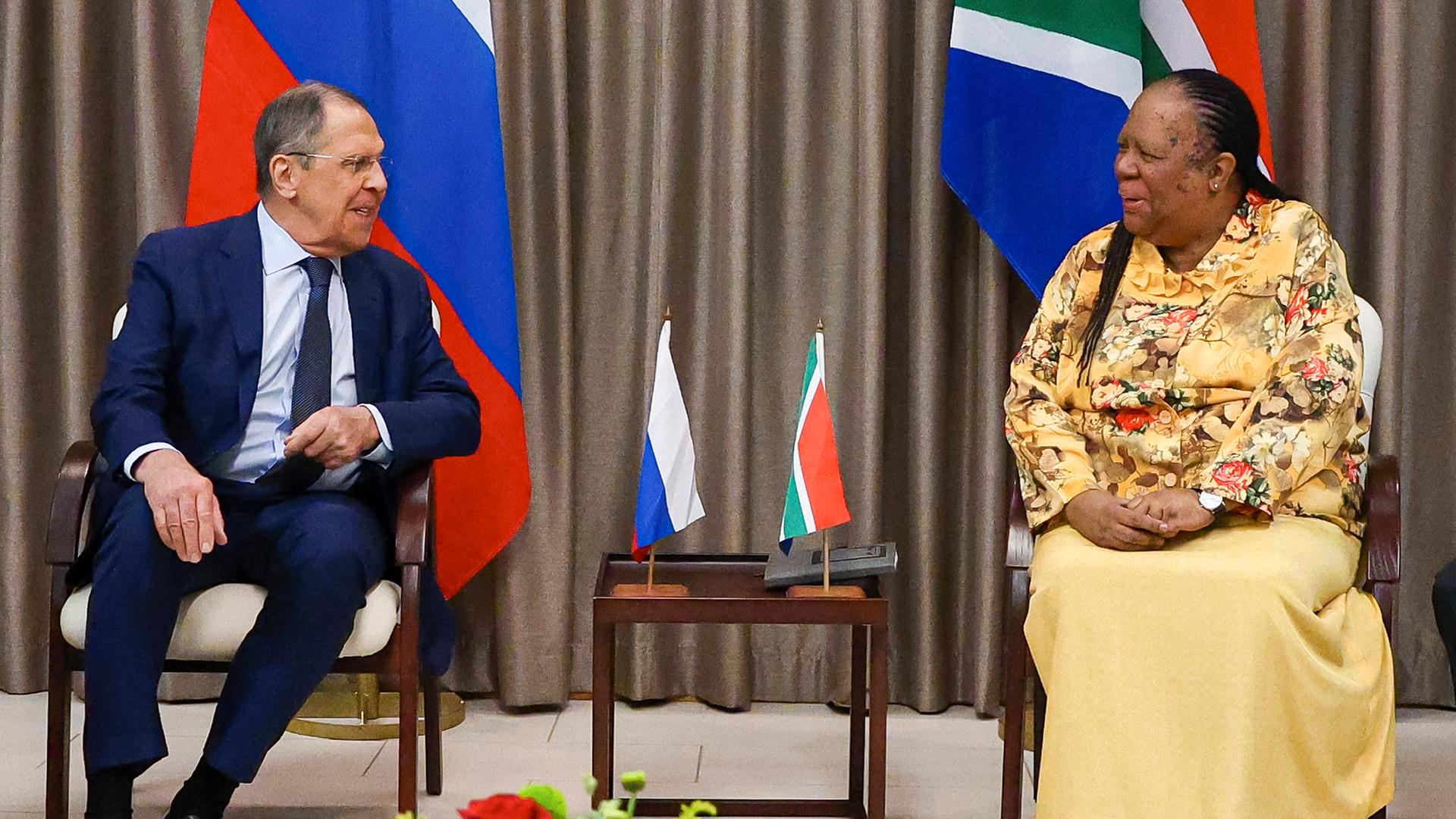 Auf diesem vom Pressedienst des russischen Außenministeriums veröffentlichten Foto unterhalten sich Sergej Lawrow und die südafrikanische Außenministerin Naledi Pandor. Auf diesem vom Pressedienst des russischen Außenministeriums veröffentlichten Foto unterhalten sich Sergej Lawrow und die südafrikanische Außenministerin Naledi Pandor.