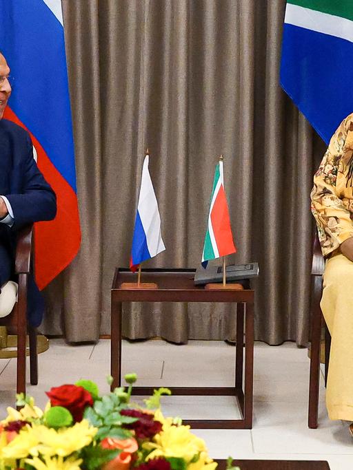 Pretoria: Auf diesem vom Pressedienst des russischen Auenministeriums veröffentlichten Foto unterhalten sich der russische Außenminister Sergej Lawrow (l) und seine südafrikanische Amtskollegin Naledi Pandor während ihres Treffens.