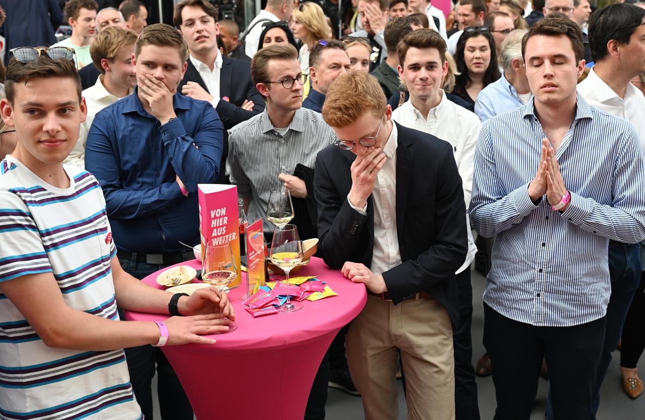 Anhänger der FDP schauen in Düsseldorf bei der FDP-Wahlparty betroffen nach der Bekanntgabe der ersten Wahlprognose um 18 Uhr.