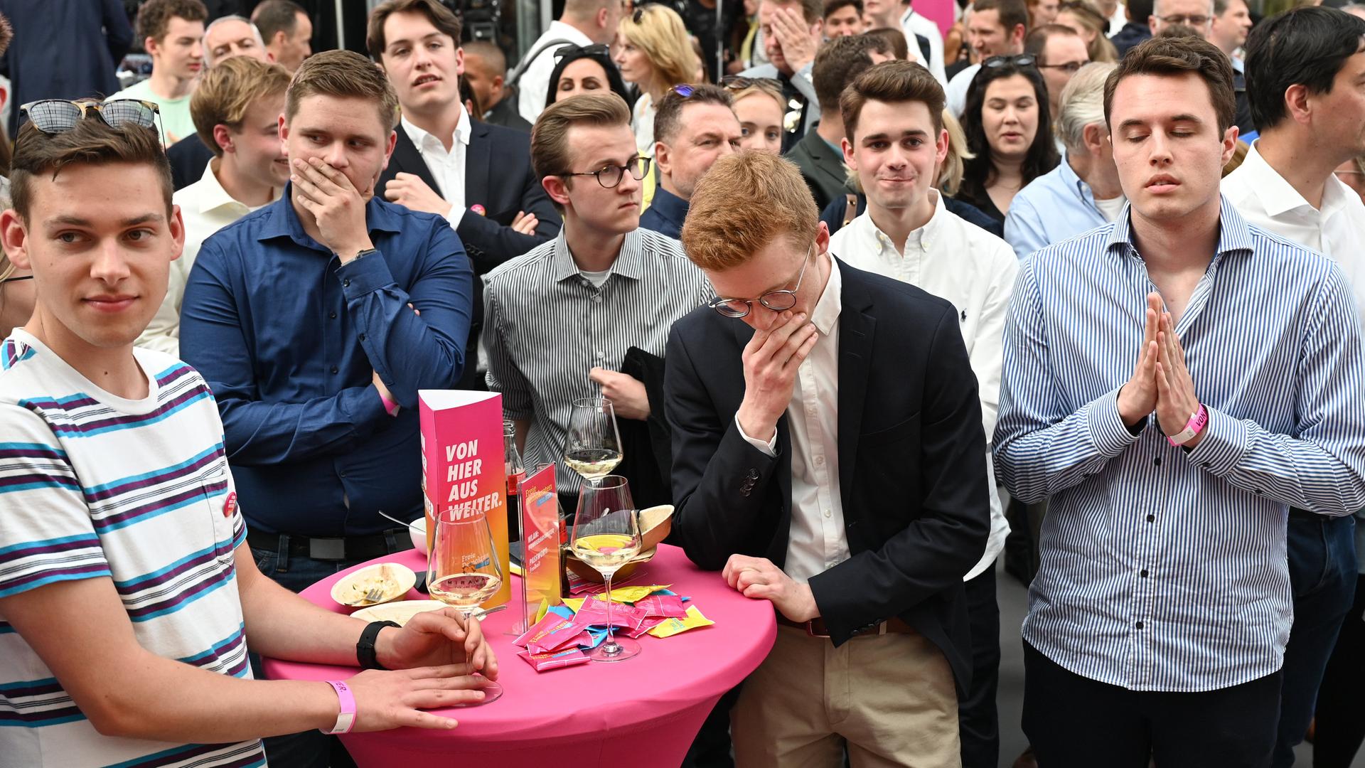 Anhänger der FDP schauen in Düsseldorf bei der FDP-Wahlparty betroffen nach der Bekanntgabe der ersten Wahlprognose um 18 Uhr. Anhänger der FDP schauen in Düsseldorf bei der FDP-Wahlparty betroffen nach der Bekanntgabe der ersten Wahlprognose um 18 Uhr.
