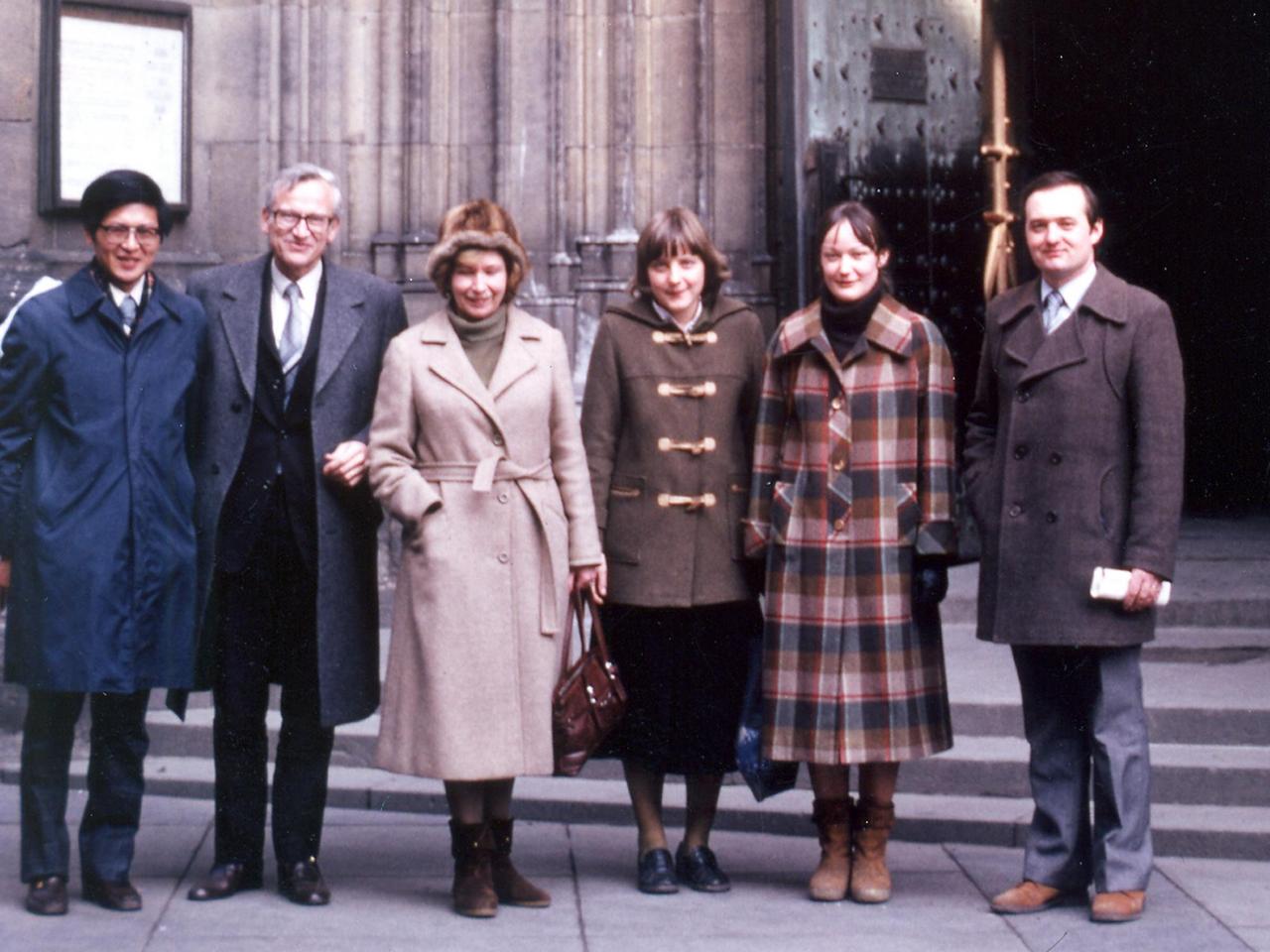 Die damalige Studentin und heutige Bundeskanzlerin Angela Merkel (3vr) posiert 1982 vor dem Veitsdom auf der Prager Burg mit Prof. Kazuyuki Tatsumi (von links), Prof. Rudolf Zahradnik, Milena Zahradnikova, Olga Tureckova und Prof. Zdenek Havla