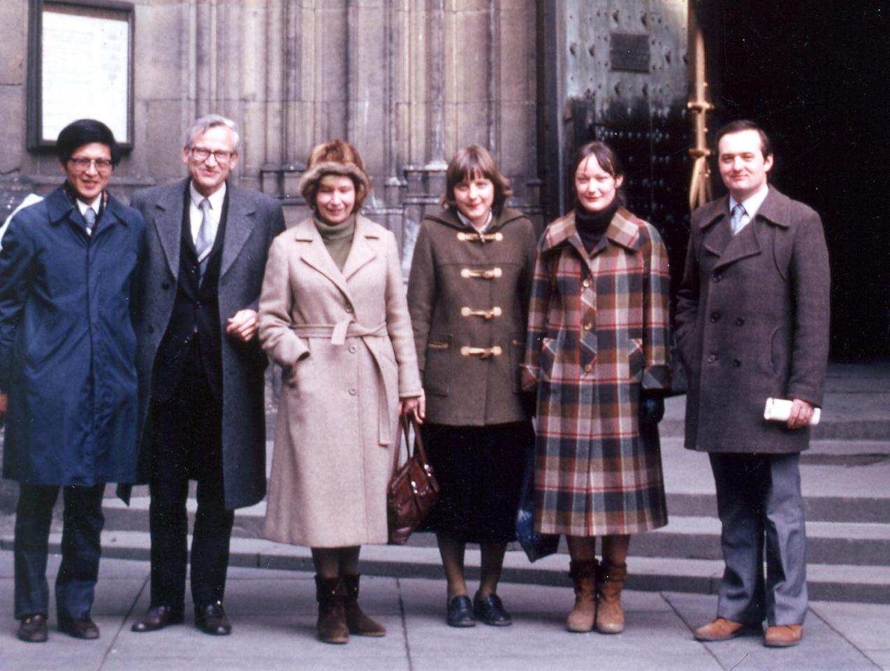 Die damalige Studentin und heutige Bundeskanzlerin Angela Merkel (3vr) posiert 1982 vor dem Veitsdom auf der Prager Burg mit Prof. Kazuyuki Tatsumi (von links), Prof. Rudolf Zahradnik, Milena Zahradnikova, Olga Tureckova und Prof. Zdenek Havla