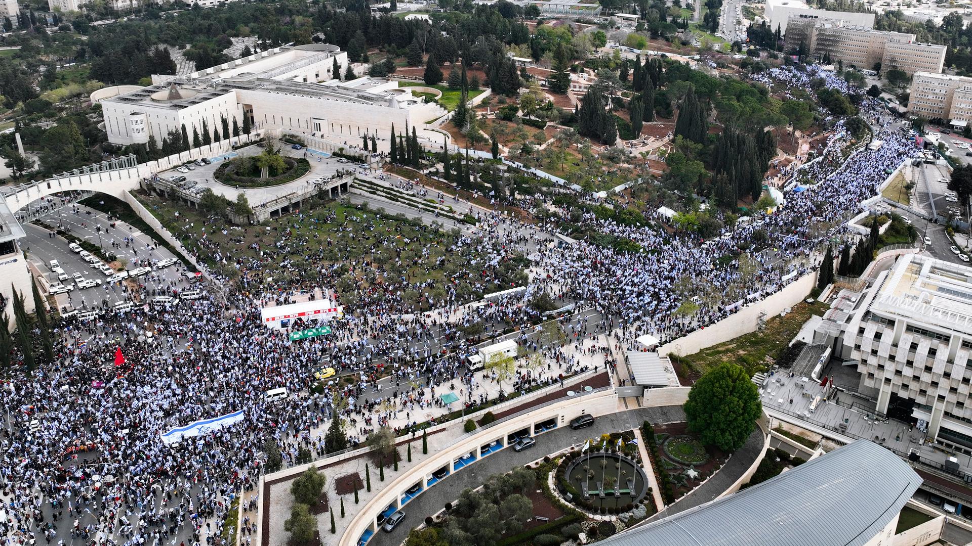 Tausende Israelis protestieren in den Straßen von Jerusalem gegen Premierminister Netanjahu.